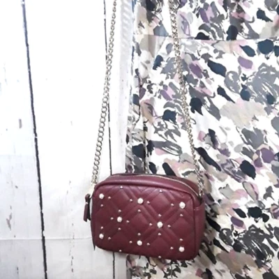 Bandolera INC acolchada y tachonada correa de cadena nueva con etiquetas Foto 1 de 4