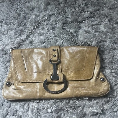Bolso sin asas Charles David para mujer color tostado con herrajes de cadena plateada Foto 1 de 4