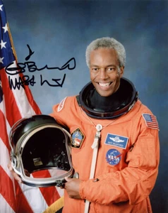 GUION BLUFORD SIGNED AUTOGRAPHED 8x10 PHOTO ASTRONAUT NASA PIONEER BECKETT BAS - Picture 1 of 2