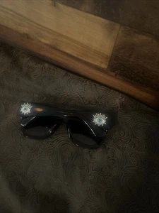 GAFAS DE SOL KURT GEIGER LONDON EVIL EYE CUADRADAS MARIPOSA CAREY EN MARRÓN  - Imagen 1 de 4