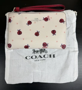 Muñequera Coach Corner Zip Ladybug con cubierta antipolvo - Imagen 1 de 5