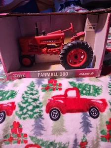 ERTL IH Farmall 300 Red Farm Tractor 1/43 Scale - Picture 1 of 10
