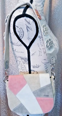 Bolso Kensie BOHO Vegano Patchwork Cuero Multicolor Flor Correa 9 X 6 X 3 X 2" Foto 1 de 4