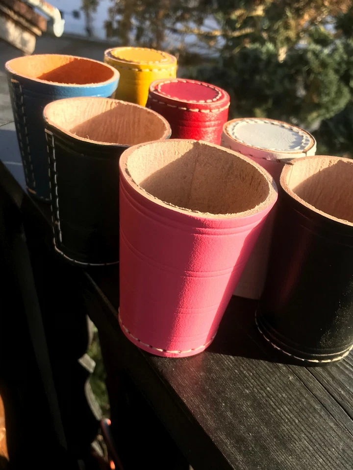 Würfelbecher Leder- kolor blau, pink, gelb, weiss, schwarz, rot, grün farbig 7St - Bild 1 von 1