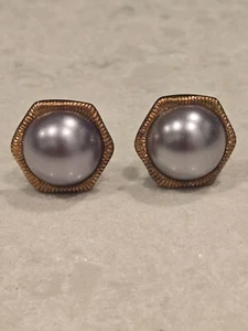 ELEGANTES PENDIENTES JOAN RIVERS GRIS REDONDO IMITACIÓN PERLA CABUJÓN CLIP DORADO - Imagen 1 de 2
