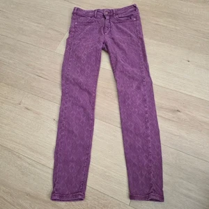 Jeans Pilcro Anthropologie Talla 26 Script Púrpura Estampado Diamante Ajustados - Imagen 1 de 8