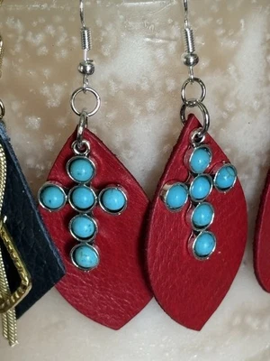 Lote de 2 Pendientes Colgantes Cuero Rojo Imitación Turquesa Cruz y Cuero con Cabeza de Dirección Foto 1 de 2