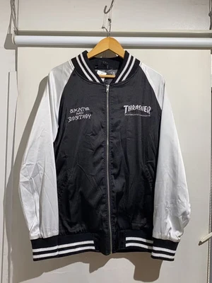 Chaqueta THRASHER Sukajan, Mediana, Poliéster, Negra Foto 1 de 4