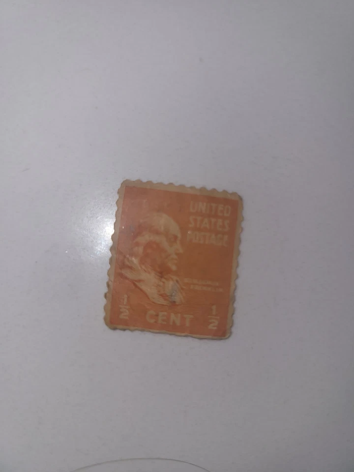 vintage United States postage stamp featuring Benjamin Franklin - Image 1 of 1