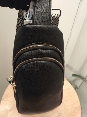 Bolso Bandolera Ah Dornado Negro con Correa Ajustable e Intercambiable Foto 1 de 4