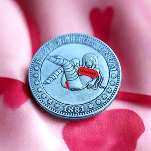 Sexy Niña Anime Guiño - Moneda Novedad - Imagen 1 de 5