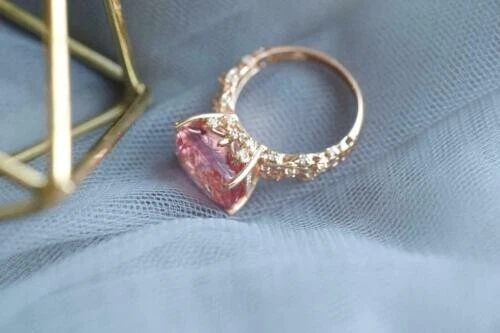 Anillo de compromiso solitario de diamantes de turmalina de corte cojín de 2 quilates de oro rosa de 14 quilates Foto 1 de 4