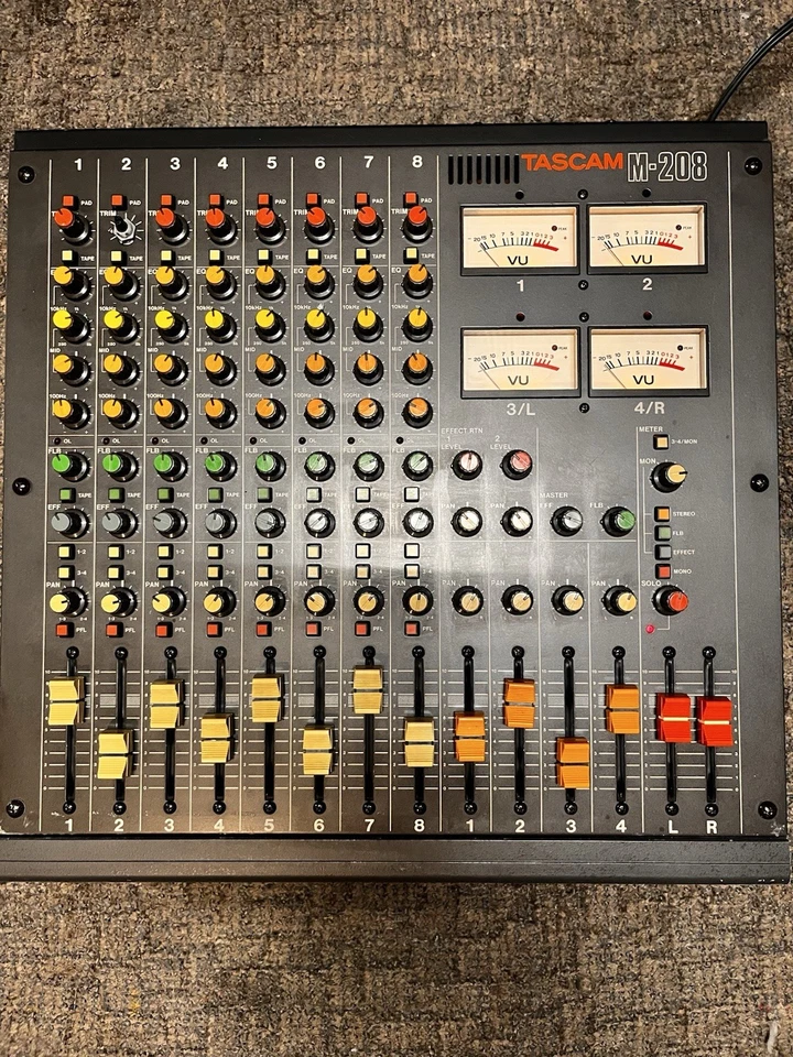 Mezclador vintage de 8 canales TASCAM M-208 Foto 1 de 4