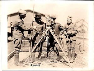Foto antigua de la Primera Guerra Mundial de 1918 soldados usando una topografía de teodolito Thomas Jones - Imagen 1 de 3