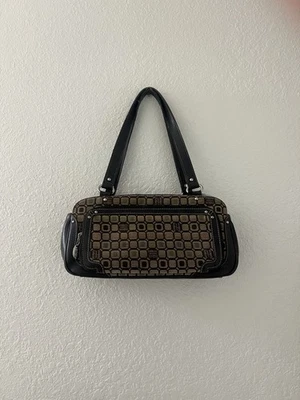 Bolso de hombro Leather Co. Liz Claiborne de cuero marrón con detalles plateados Foto 1 de 4