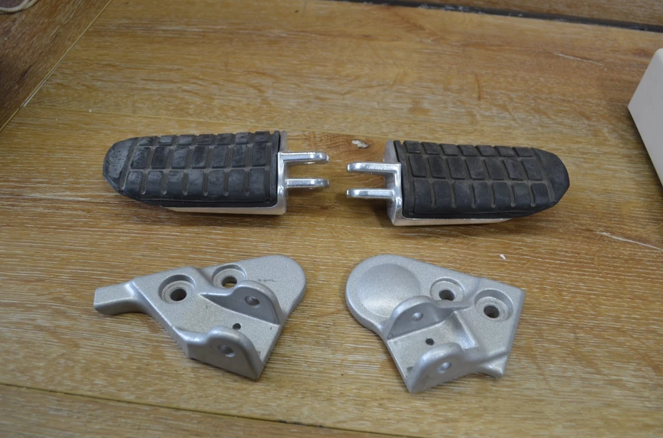 Juego de clavija de pie de conductor delantero y soporte de montaje izquierdo derecho Honda Goldwing GL1800 2002 Foto 1 de 4