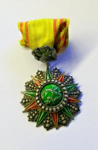 Medalla Del Orden De Nichan Iftikhar Cruz De Túnez - Imagen 1 de 2