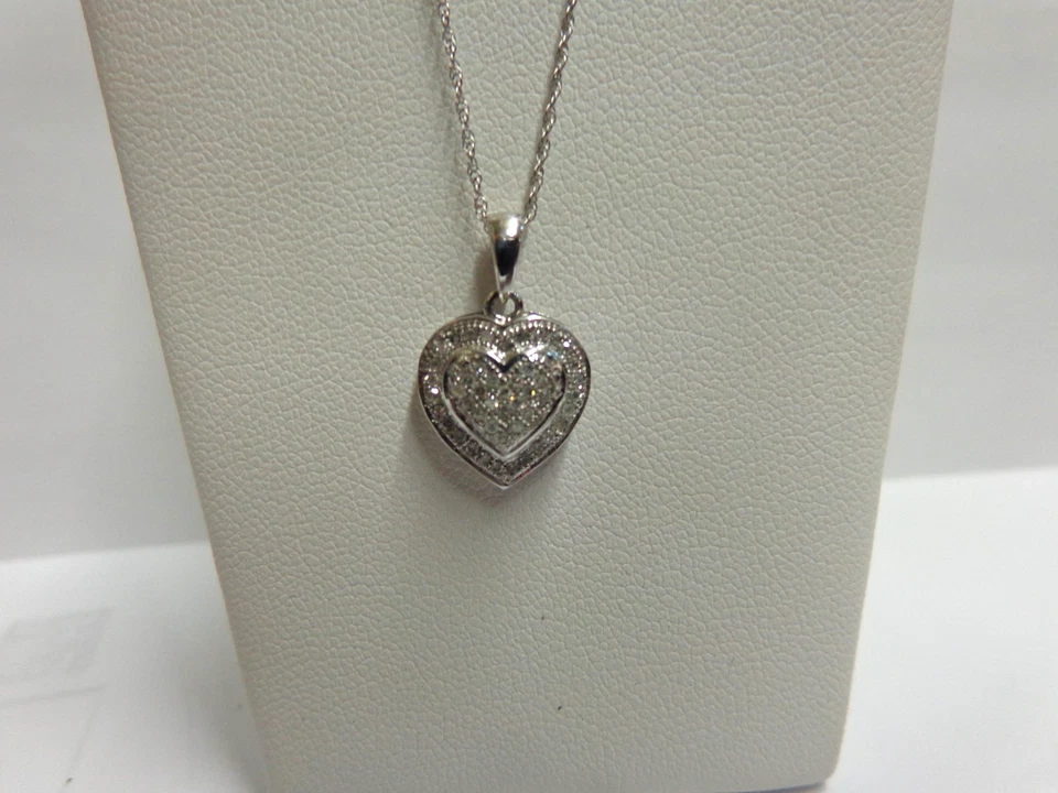 Colar em forma de coração de ouro branco 10kt diamante tamanho 18 polegadas lg peso 1,7 gramas 45 sm diâmetro - Imagem 1 de 4