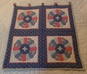 Hecho a mano Amish acolchado serigrafía placa Dresden colgante de pared (28" de ancho x 28,5" de alto) - Imagen 1 de 3