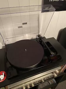 Pro-Ject Debut Carbon Turntable (Ortofon Blue Stylus) - Picture 1 of 3