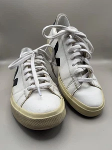 Zapatillas informales VEJA Campo para mujer de cuero blancas negras con cordones de caña baja talla 9 - Imagen 1 de 8