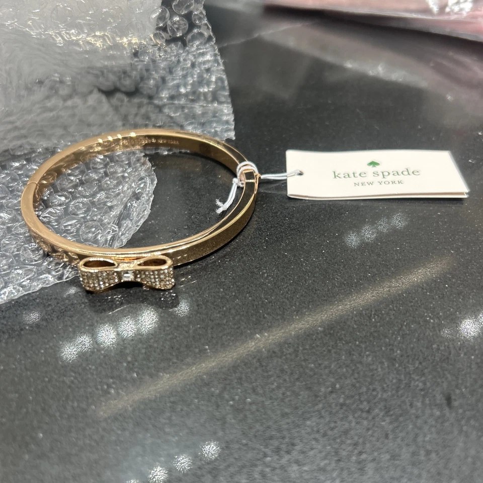 Conjunto de pulseira Kate Spade pronta para pedra com arco e joias (ouro) - Imagem 1 de 4