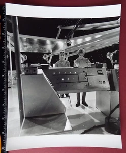 Fuera de lo desconocido. Foto original de 10 x 8". Ep2: "El hombre falsificado", 1965. - Imagen 1 de 1