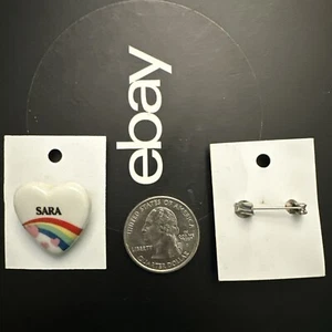 Spilla nome cuore arcobaleno vintage anni '80 ""Sara"" per cappello borsa giacca camicia - Foto 1 di 1