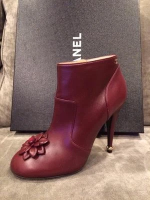 Botas de salto CHANEL 15A couro camélia flor tornozelo sapatos Borgonha $1250 - Imagem 1 de 4