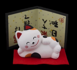 Maneki Neko Statue Chat Japonais allongé 9 cm Bobtail Fait au Japon #40635 - Imagen 1 de 2