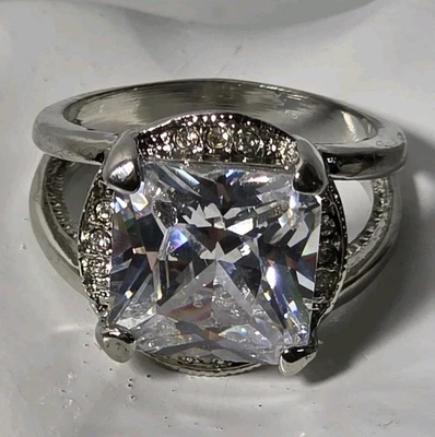 Anillo halo pavé caña dividida circonita cúbica corte princesa tono plata talla 9  Foto 1 de 4