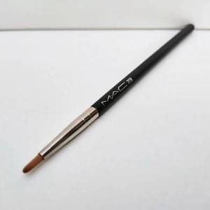 1x MAC 209 Eyeliner Brush, Full Size, Brand New! - Picture 1 of 5