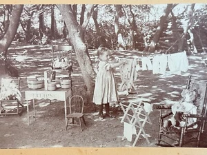 Fotografía antigua inusual de niña jugando con muñecas de juguete lavando ropa niño de colección - Imagen 1 de 8