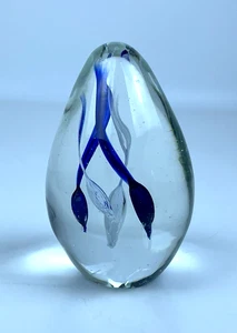 Pisapapeles de vidrio artístico soplado a mano floral azul cobalto forma de huevo 2 x 3,5" - Imagen 1 de 7