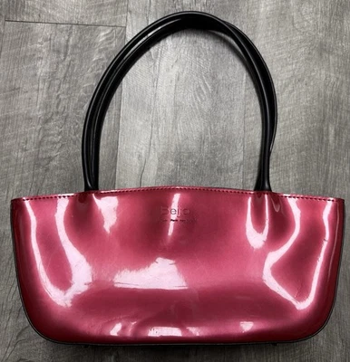 Monedero Beijo Rojo Londres París Nueva York Monedero Mediano, Rojo Brillante y Negro  Foto 1 de 4