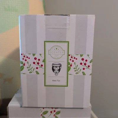 Fundidor de cera de pared fragancia Scentsy Baby Tux con diseño festivo rojo y verde Foto 1 de 4
