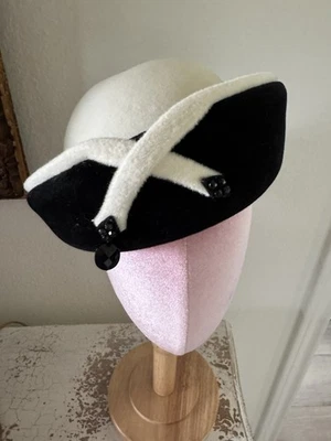 Sombrero de Alta Costura Elsa Schiaparelli París Años 50 Negro Blanco Fieltro Caín Sloan De Colección Foto 1 de 4
