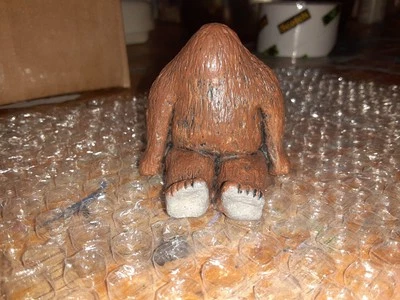 Estatuilla hecha a mano Bigfoot Sasquatch regalo único críptido folclore naturaleza decoración  Foto 1 de 4