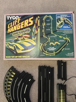 Perchas Tyco Cliff vintage con brillo nocturno ranura coche pista de carreras 6220  Foto 1 de 4