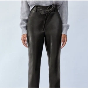 Pantalones de cuero vegano negros con cinturón Aritzia Babaton 6 - Imagen 1 de 8