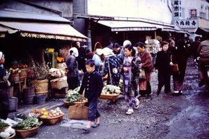 MARCH 1953 Street Scene Market Japan ? Red Border Kodachrome Slide BS-N - Picture 1 of 1