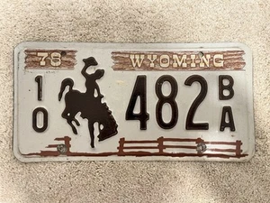 Vecchia antica targa Wyoming 1978 10-482BA cowboy Bucking Bronco rustica - Foto 1 di 4