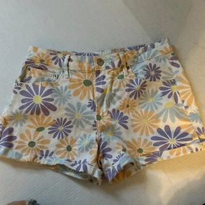 Flower Power, No Boundaries Size 11 Short Shorts, Super Cute Purple Orange Blue - Picture 1 of 4