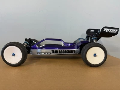 TEAM ASSOCIATED RC10 B5M **PREMIUM COLLECTOR CONDITION**2WD ASSCOCIATED RC BUGGY - Image 1 of 4