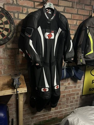 Oxford RP-3 One Piece Mens  Motorcycle leathers with CE armour. Size 44uk XL  - Image 1 of 4