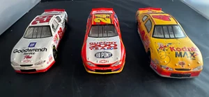 2002 Kodak Max Film Looney Tunes Rematch 1/24 Action NASCAR Diecast, DuPont & GM - Picture 1 of 12