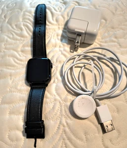 Apple Watch Series 5 40mm WIFI + GPS + Bluetooth -Leather Wristband - Zdjęcie 1 z 3