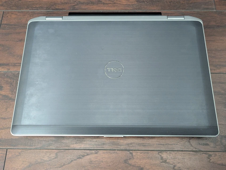 Dell Latitude E6530 15.6" (320GB HDD, Intel Core i7-3540M, 3.0 GHz, 4GB RAM) Foto 1 de 4