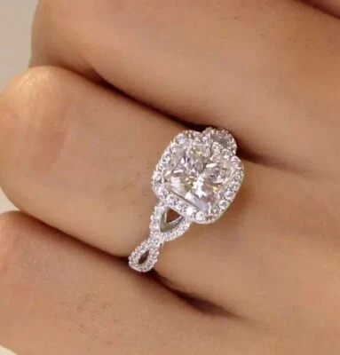 Anillo de compromiso con halo de diamantes creado en laboratorio de corte princesa de 3 quilates enchapado en oro blanco de 14 quilates Foto 1 de 3