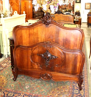 Cama completa francesa antigua tallada de nogal Luis XV | Rieles ornamentados incluidos Foto 1 de 4